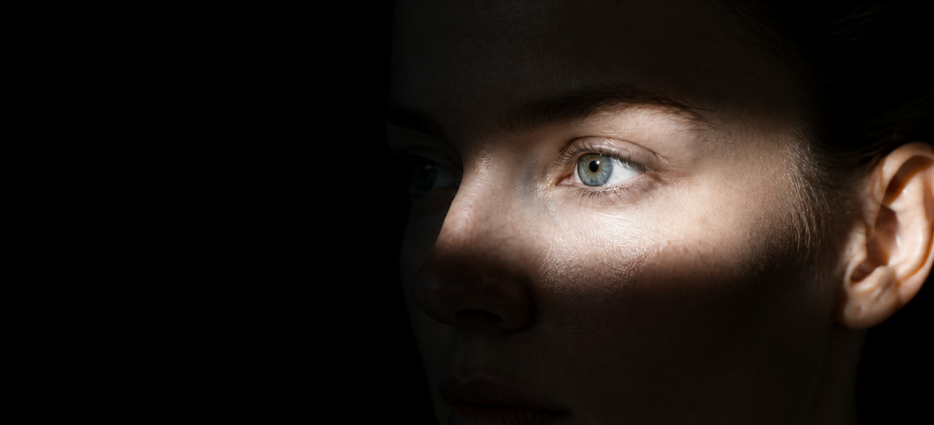 Editorial portrait in a narrow band of diagnostic light